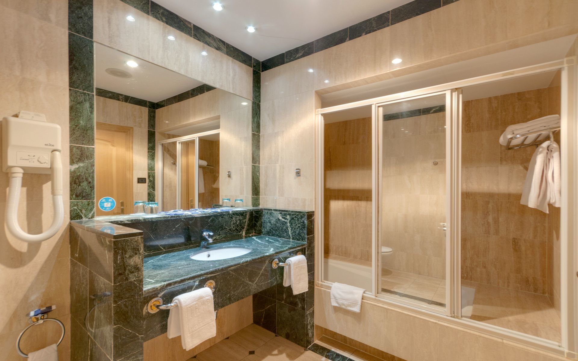 Gran Hotel Los Angeles Getafe Værelse billede